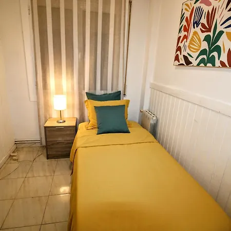 Cosy And Sunny Near Barcelona Apartment